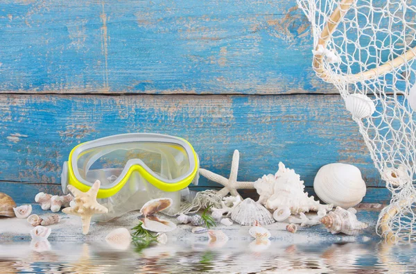 Masque de plongée avec étoiles de mer et coquillages — Photo