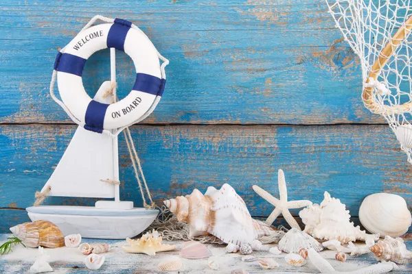 Speelgoed zeilboot en leven buoy — Stockfoto