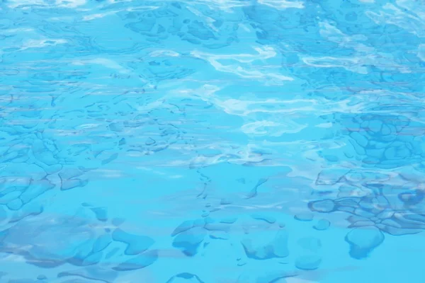Pozadí modré vody s vlnami - koncept pro dovolenou nebo t Royalty Free Stock Fotografie