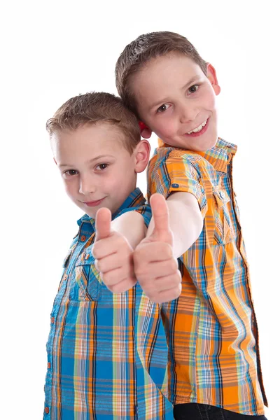 Kleine jongens - broers - geïsoleerd met duimen omhoog. — Stockfoto