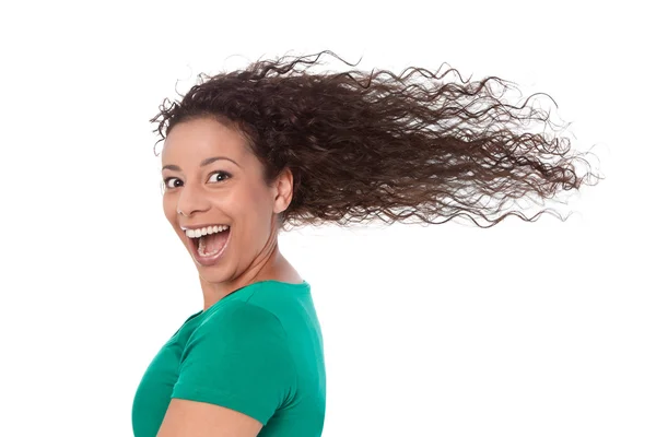 Sommerzeit: Verrückte Frau in Grün mit wehenden Haaren im Wind — Stockfoto