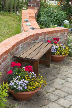 Bahçedeki banklar ve çiçekler
