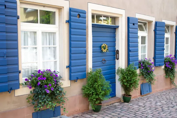 Bloemen en planten versieren huis buitenkant — Stockfoto