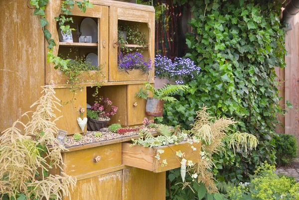 Vecchia credenza con fiori — Foto Stock