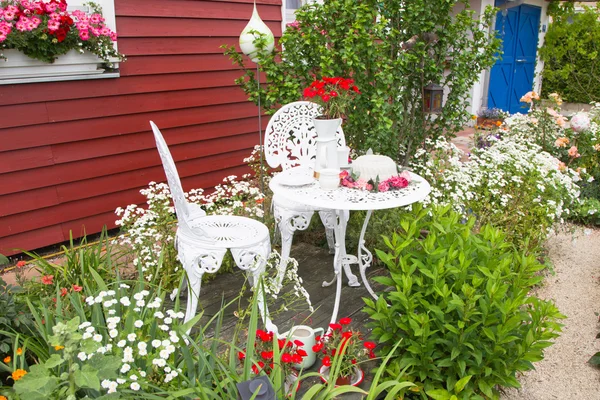 Muebles de jardín con flores —  Fotos de Stock