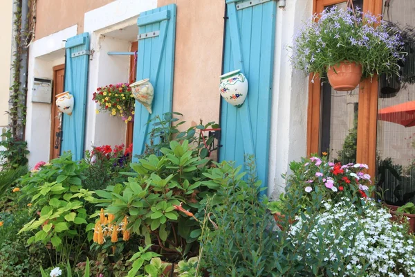 Blommor och växter dekorera hus exteriör. — Stockfoto