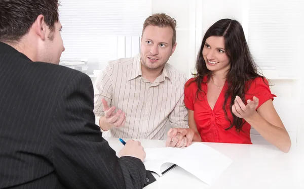 Echtpaar met financiële specialist — Stockfoto