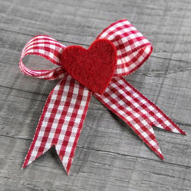 Sevgililer günü için kırmızı beyaz işaretli kurdele ile kırmızı kalp.