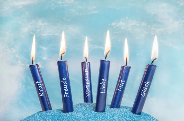 Brandende kaarsen - spa of ontspanning concept in blauw. — Stockfoto