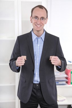takım elbise ve kapalı gülümseyen kapalı yumruklarını ile başarılı bir iş adamı