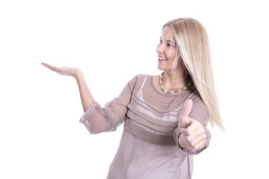 gülümseyen kadın sunulması ve yukarı - izole üzerinde beyaz arka