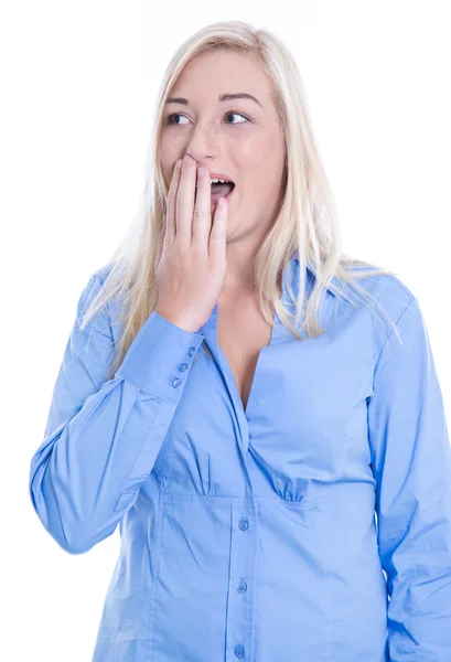 Mujer joven asombrada con el pelo rubio y una blusa azul se sorprende — Foto de Stock