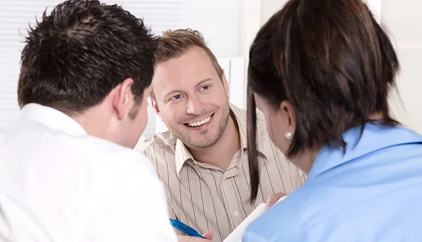 Konsult med ett par på kontor. — Stockfoto