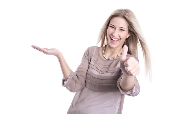 Lachende vrouw presenteren en duim omhoog - geïsoleerd over witte rug — Stockfoto