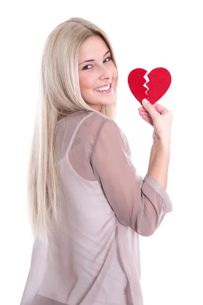 Feliz joven rubia caucásica mujer sosteniendo el corazón rojo . —  Fotos de Stock