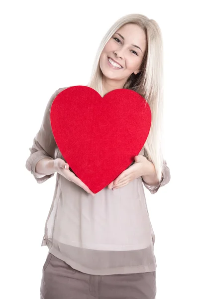 Na białym tle szczęśliwy młody blond kaukaski kobieta trzyma czerwone serce. — Zdjęcie stockowe