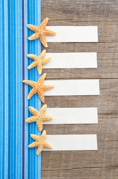 Fondo de madera con etiquetas para conceptos vacacionales o veraniegos . — Foto de Stock