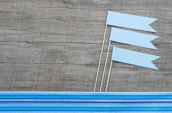 Fondo de madera para un concepto de vacaciones marítimas con bandera azul —  Fotos de Stock