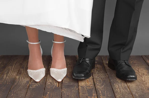 Zapatos de novia y novio en piso de madera . — Foto de Stock