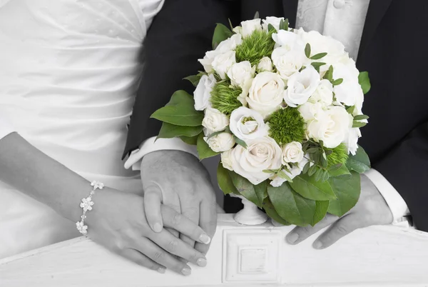 Γάμος: νύφη και γαμπρός, κρατώντας τα χέρια Φωτογραφία Αρχείου