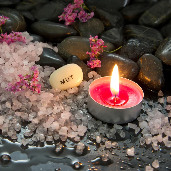 Свечи, соль и камни — стоковое фото