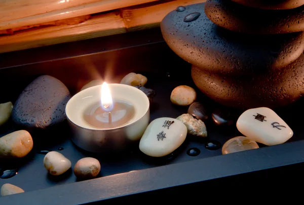 禅宗的石头和一支蜡烛 — 图库照片
