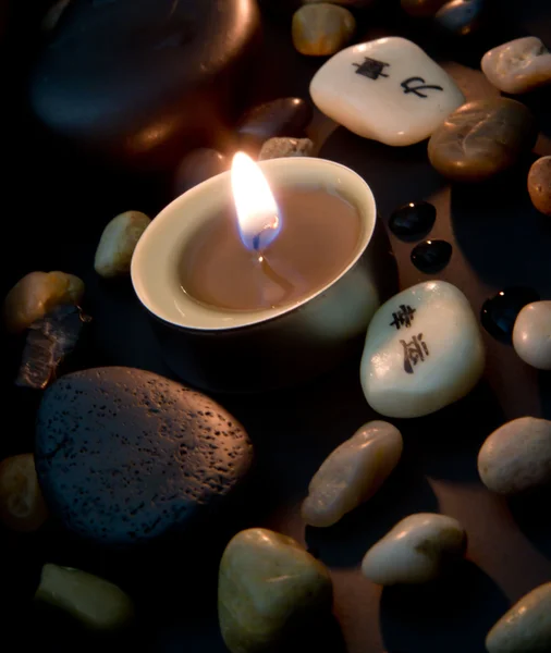 Luz de velas com caracteres chineses — Fotografia de Stock