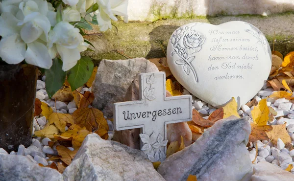 Grave with cross and heart — Stock Photo, Image