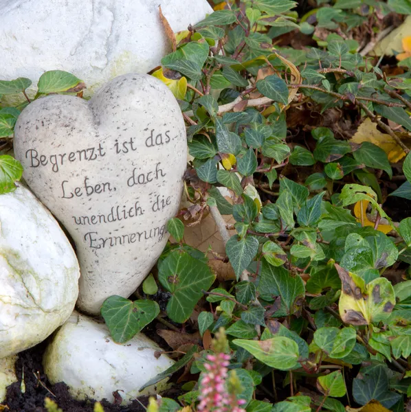 Ornement de tombe avec coeur — Photo