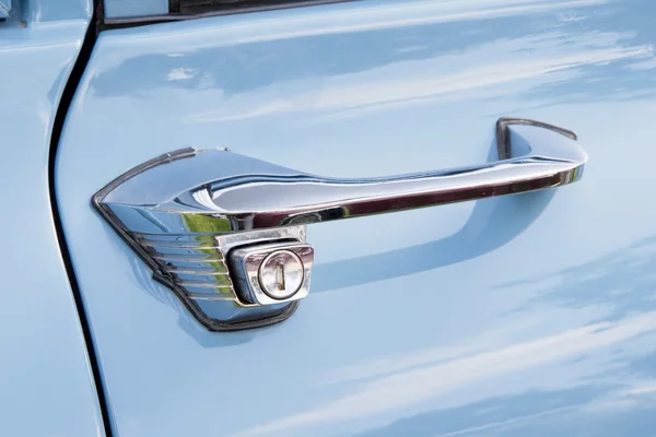 Door handle of a vintage car — Stock Photo, Image