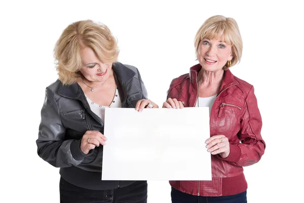 Frauen mit einem Blatt Papier — Stockfoto