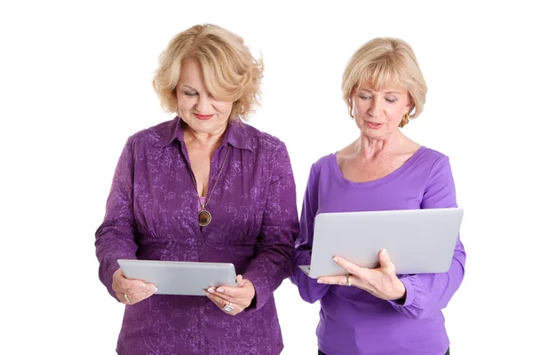 Frauen mit Tablet und Laptop — Stockfoto