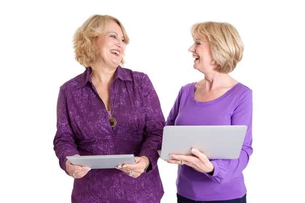 两个女人与平板电脑和笔记本电脑 — 图库照片
