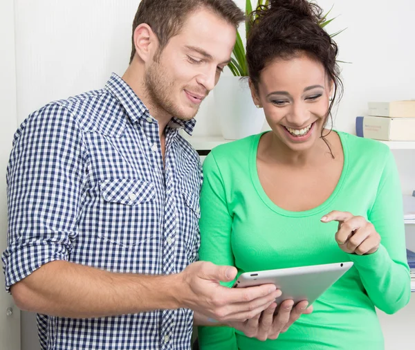 Kollegen arbeiten am Tablet — Stockfoto