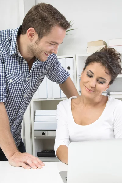 Man flirta med sin kollega — Stockfoto