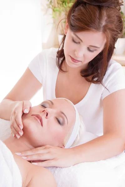 Kvinna avkopplande under en massage — Stockfoto