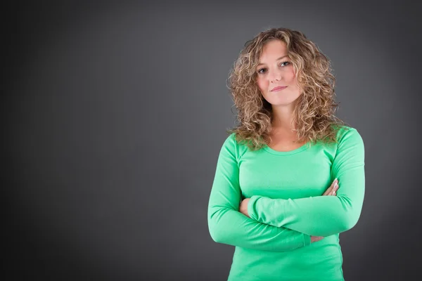 Frau mit verschränkten Armen — Stockfoto