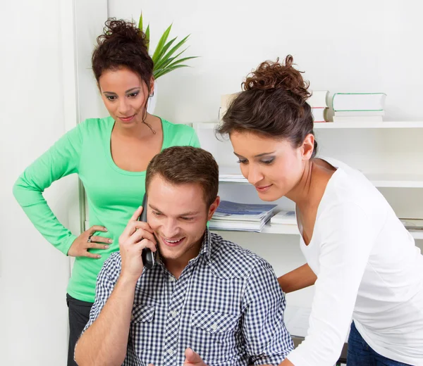 Personnes dans le bureau — Photo