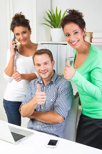 Menschen, die im Amt Daumen nach oben zeigen — Stockfoto