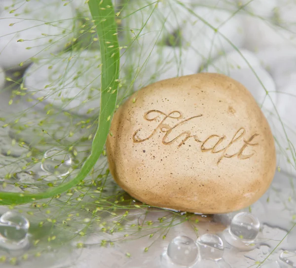 Kracht voor het dagelijks leven - spa concept met een Duits woord voor — Stockfoto