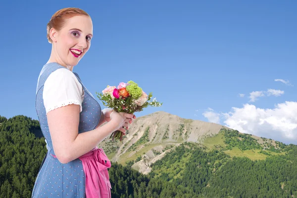 Chica bávara con flores — Foto de Stock