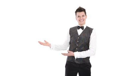 Garson veya el hareketi hoş geldiniz - w üzerinde izole butler gülümseyen genç
