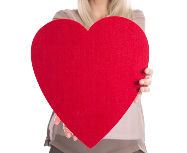 Mujer sosteniendo un corazón rojo en sus manos — Foto de Stock