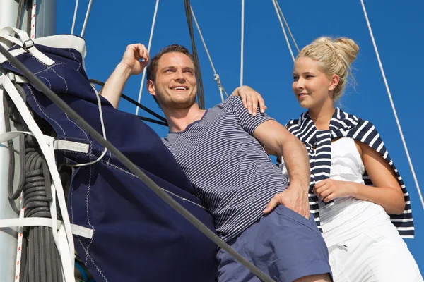热恋中的年轻情侣在帆船上使假日 免版税图库照片