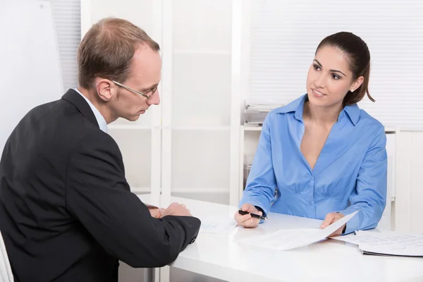 Zwei Geschäftsleute im Gespräch am Schreibtisch - Berater und Custo — Stockfoto