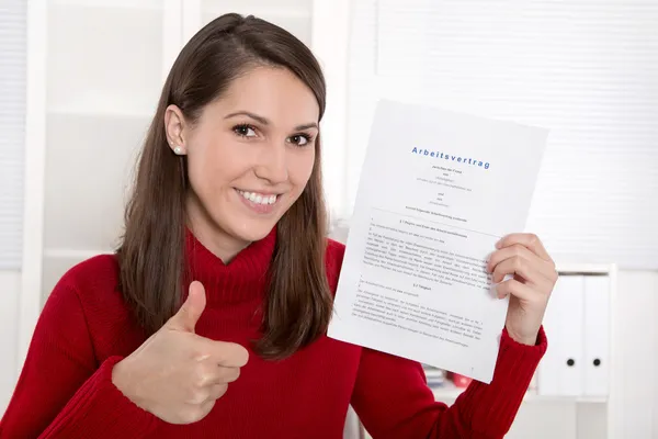 Tiener die zijn eerste contract voor een baan - Duitse tekst — Stockfoto