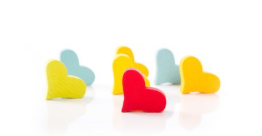 Beyaz backg üzerinde farklı renklerde Sevgililer için izole kalp