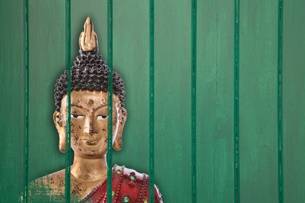 Statua in oro Buddha - decorazione asiatica dalla Thailandia su un wo verde — Foto Stock