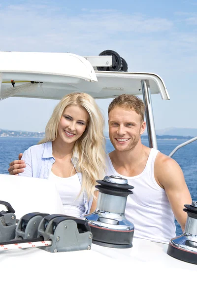 魅力的なカップルの航行ボートの上に立っている - セーリング旅行. — ストック写真
