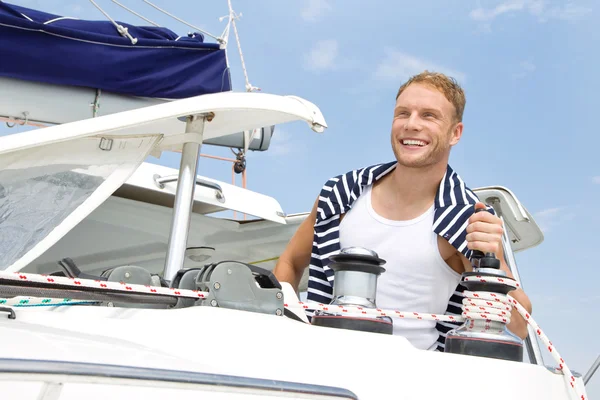 Jovem loiro e bonito no barco à vela . — Fotografia de Stock